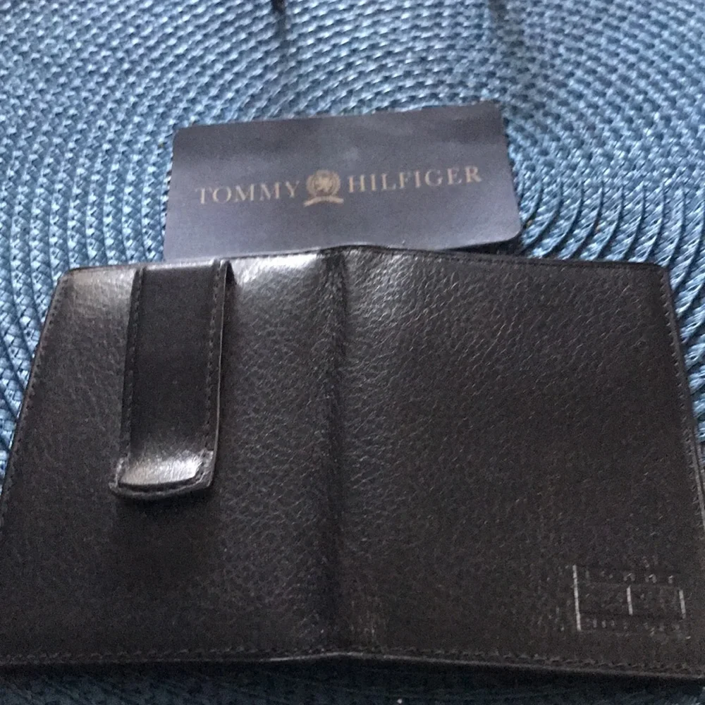 NWT! Tommy Hilfiger Men’s Brown Leather Credit Card Case w/ money clip